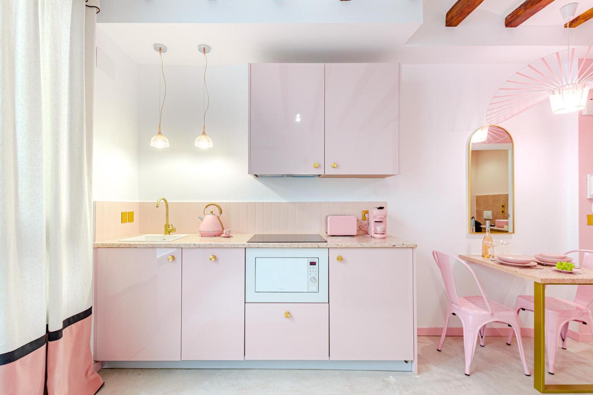 Glamorous Pink In Center Apartment *