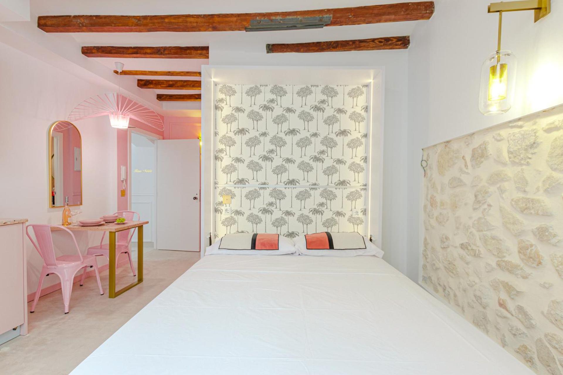 Apartment Glamorous Pink In Center Alicante