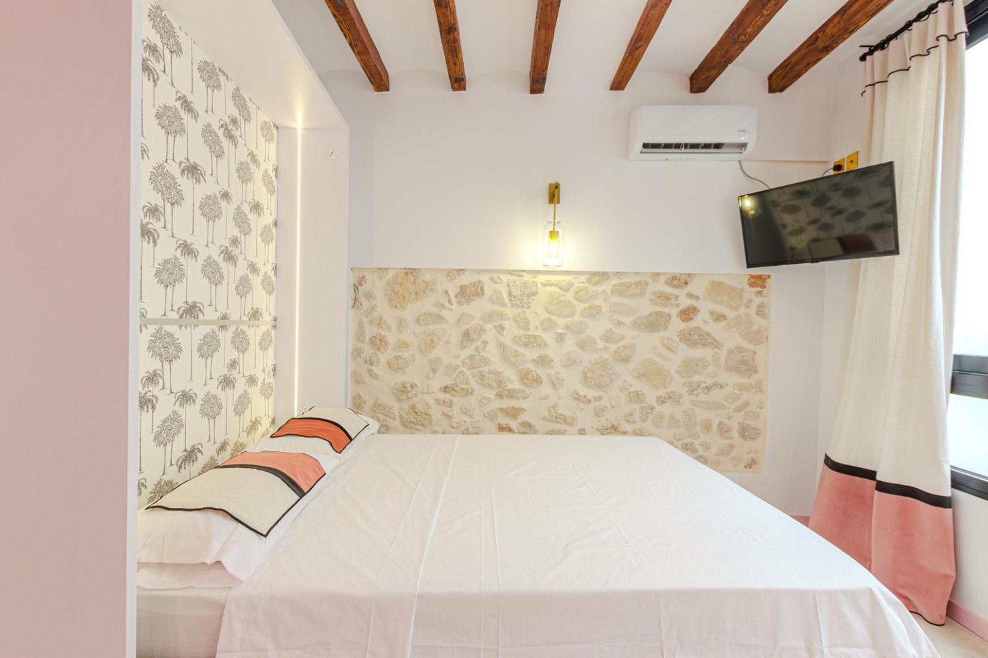 Apartment Glamorous Pink In Center Alicante
