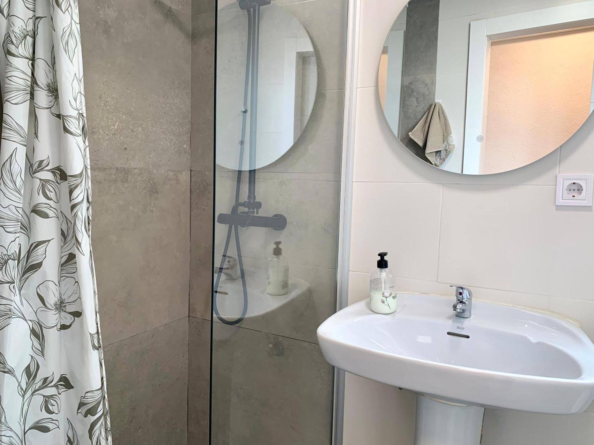 Apartment Centrally-located, Spacious Flat At Historic Centre & Short Walk To *
