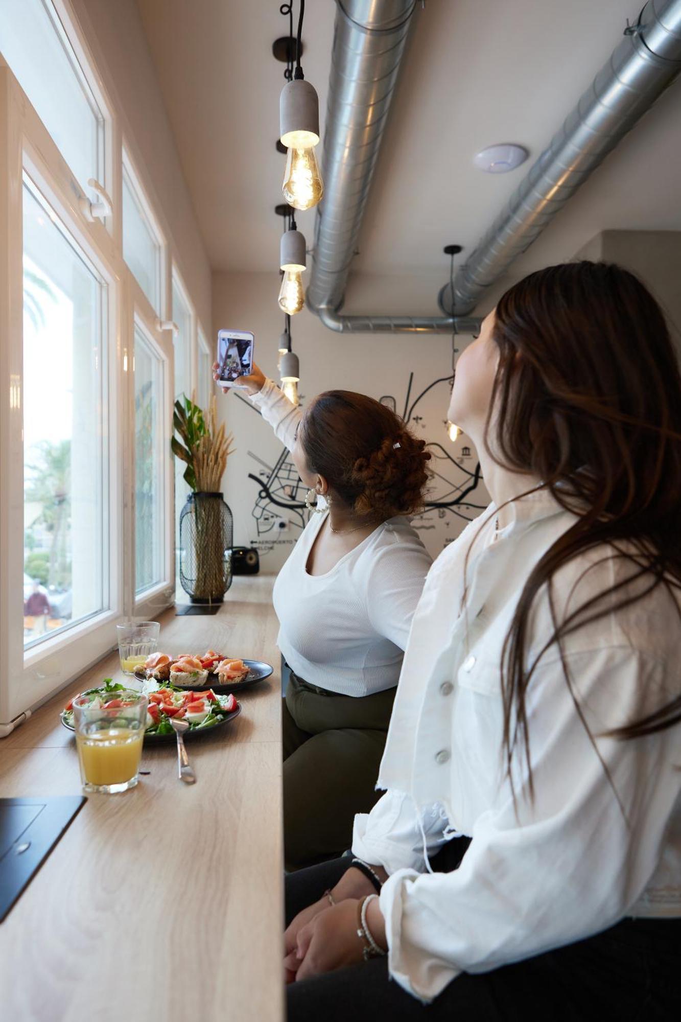 Dos Estaciones - Free Towels, Coffee & Tea, Remote Check-in Albergue