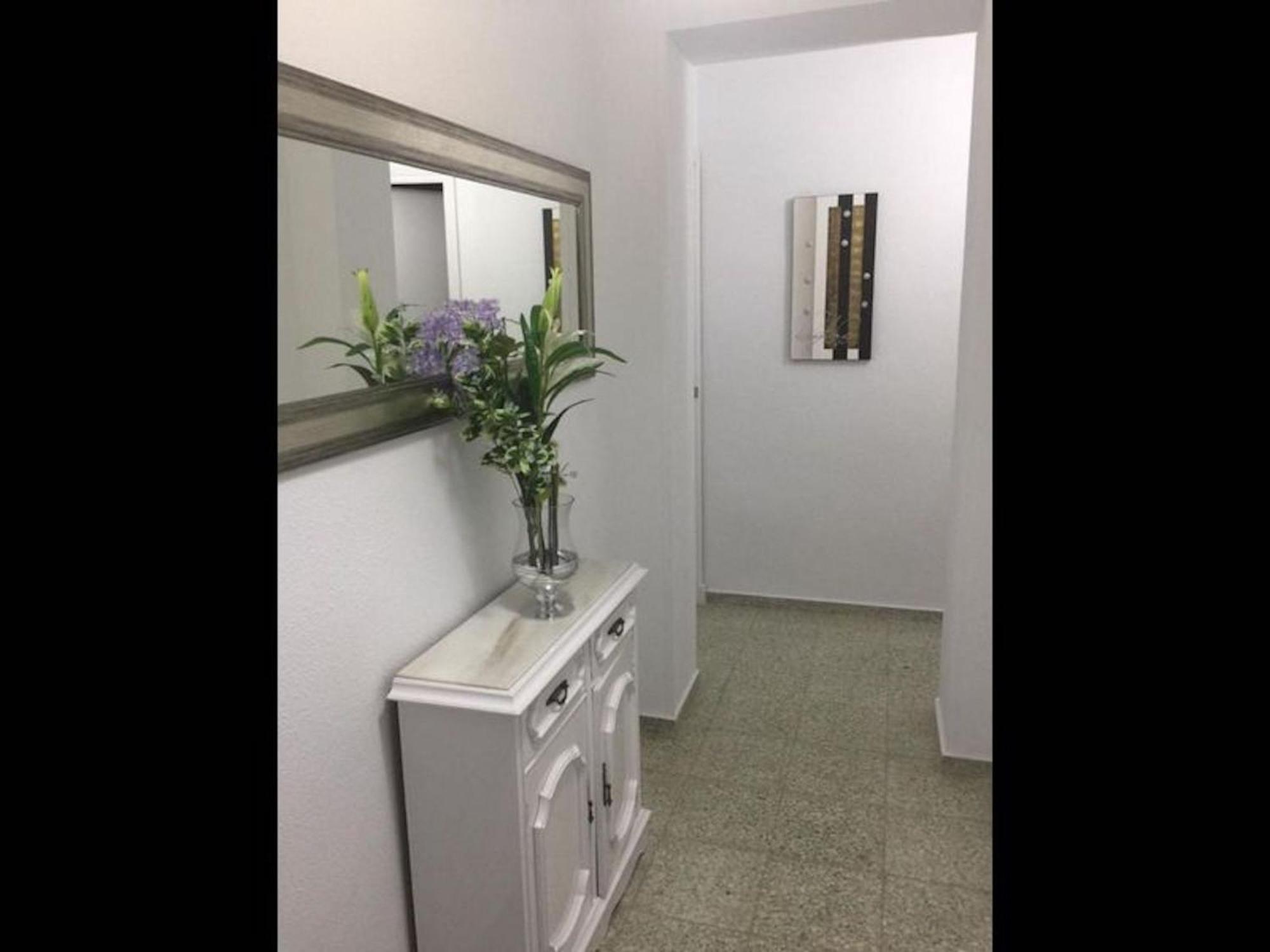 15 Minutes Walk To The Centre And 3 Bedroom Deluxe -esp1yr Apartment Alicante