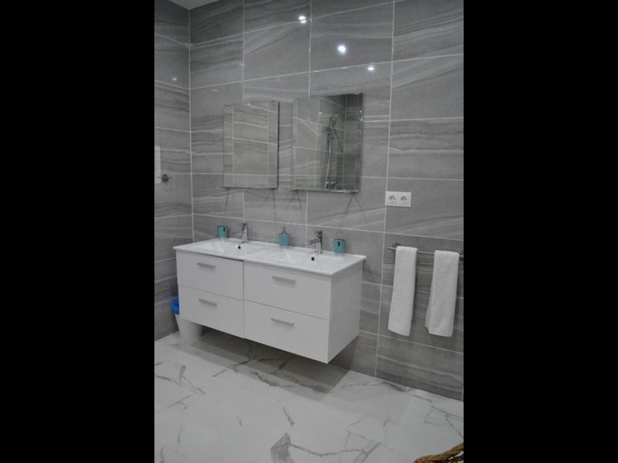 Exceptional Fully Refurbished With Stunning Bathroom 1 Bed Apartment *