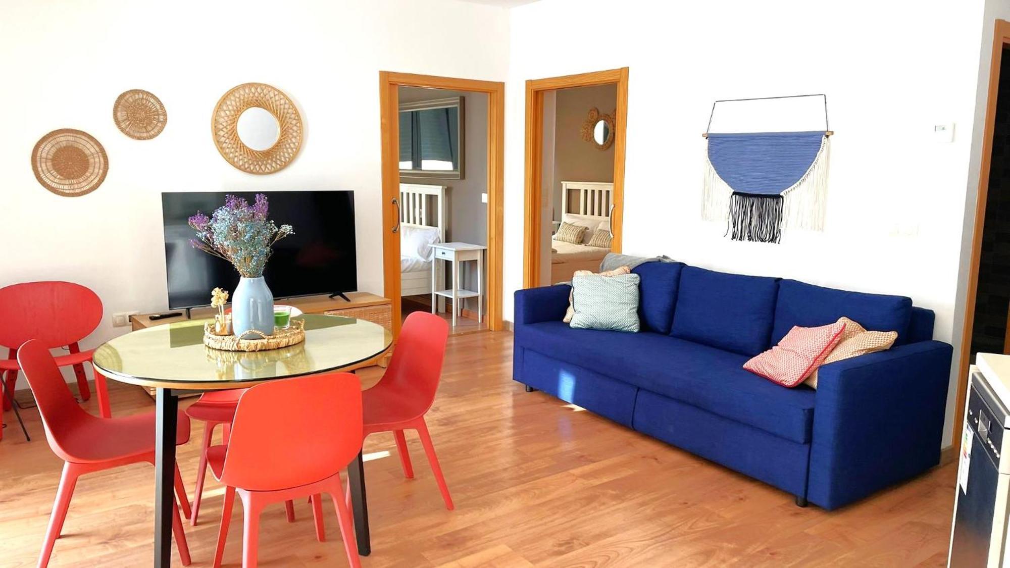 Very Centric Apartment, Lightful, Well Equipped And Decorated, With Castle Views, And Besides A Plaza In Old Town Huoneisto
