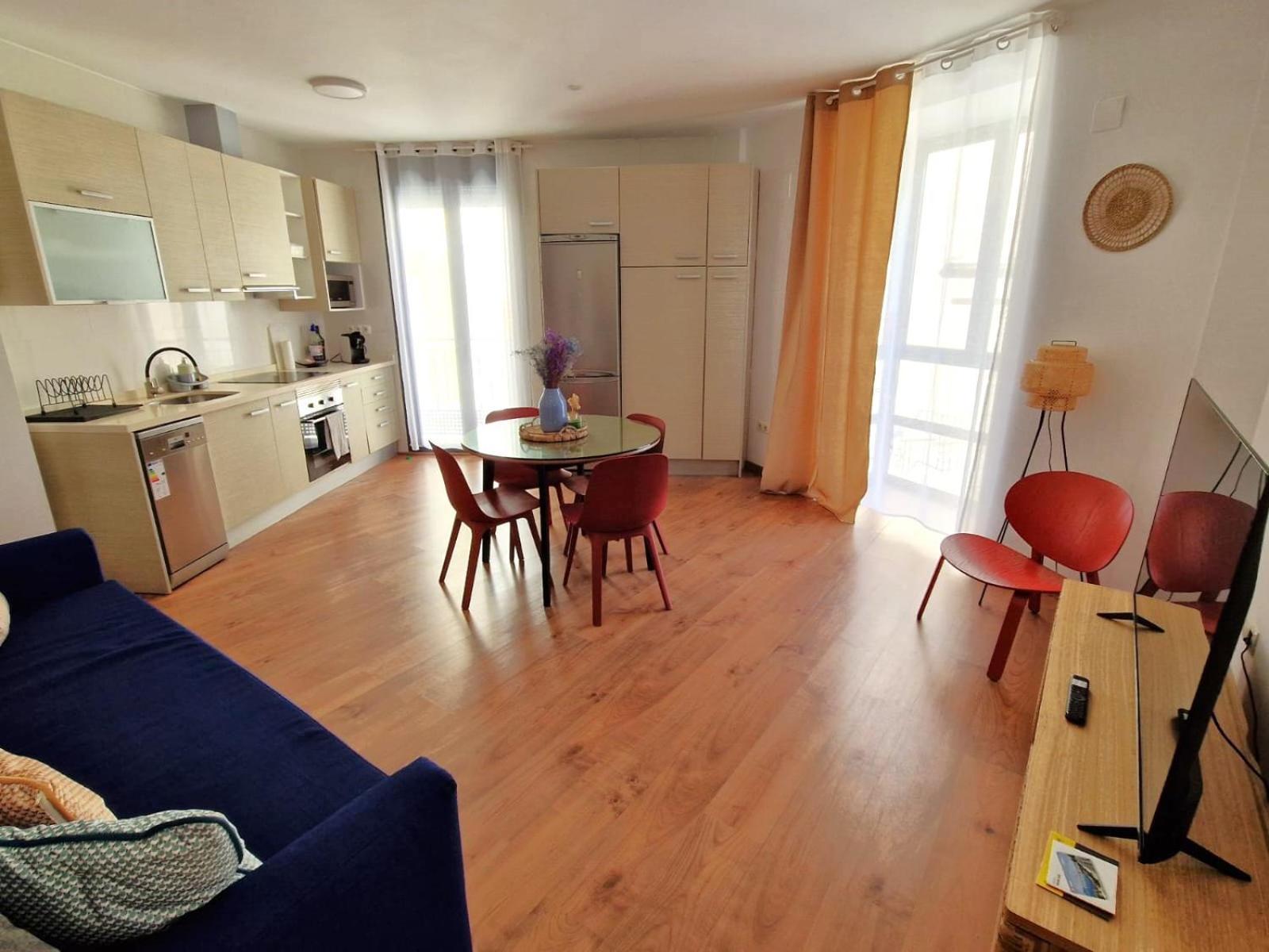Very Centric Apartment, Lightful, Well Equipped And Decorated, With Castle Views, And Besides A Plaza In Old Town Huoneisto *